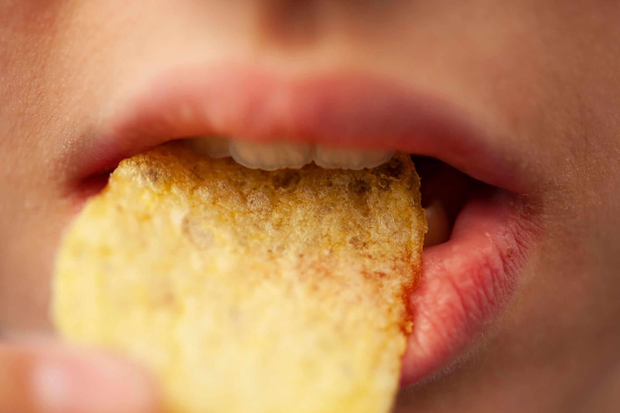girl eating potato chips
macro shooting