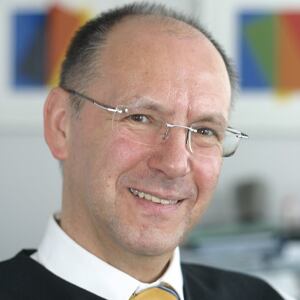 Dr. Manfred  Eggersdorfer