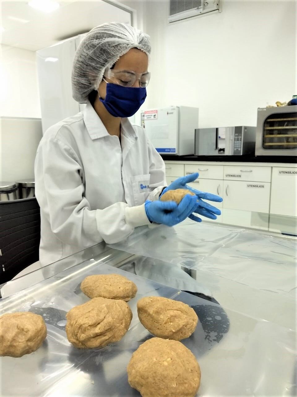 IMCD-Brasil-Food-Nutrition-Scientist-Making-Immunity-Boosting-Cookies-1-Beatriz-Scigliano.jpg
