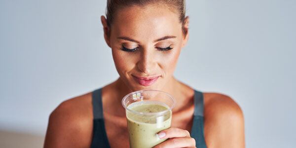 Woman-with-smoothie-Kamil-Macniak-shutterstock-_600x300.jpg