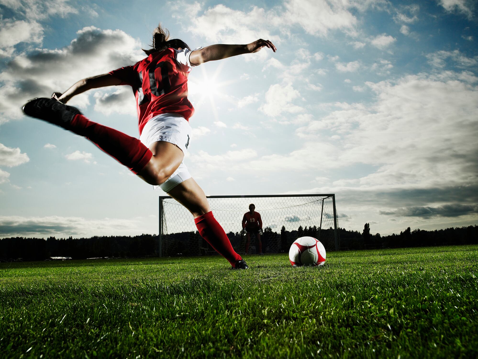 Review assesses ergogenic effects of supplements in elite soccer players 