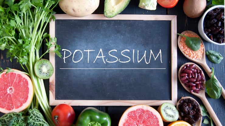 A photo showing food and fruits rich in potassium.