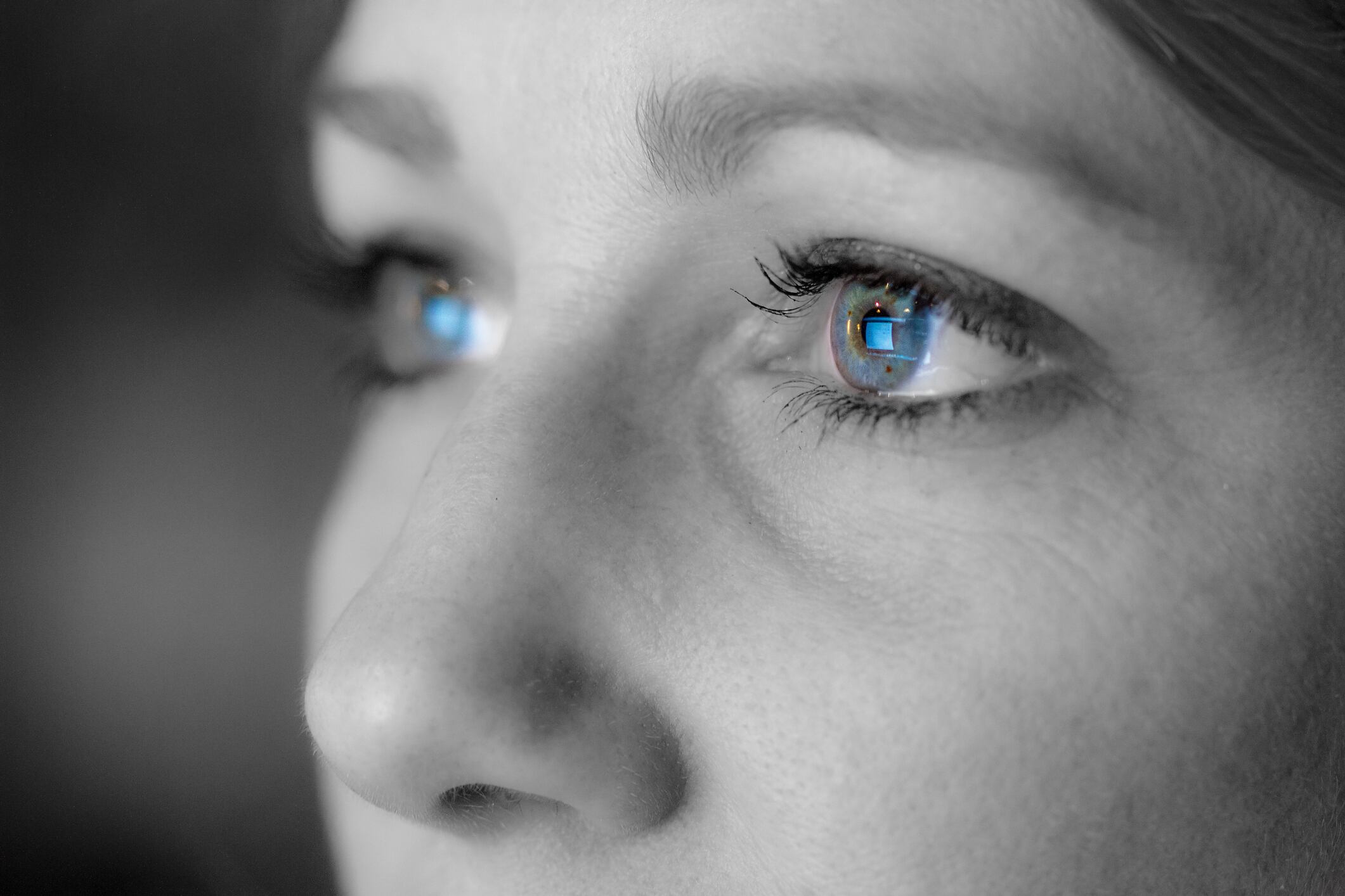 Shining-the-blue-spotlight-on-eye-health-dangers.jpg