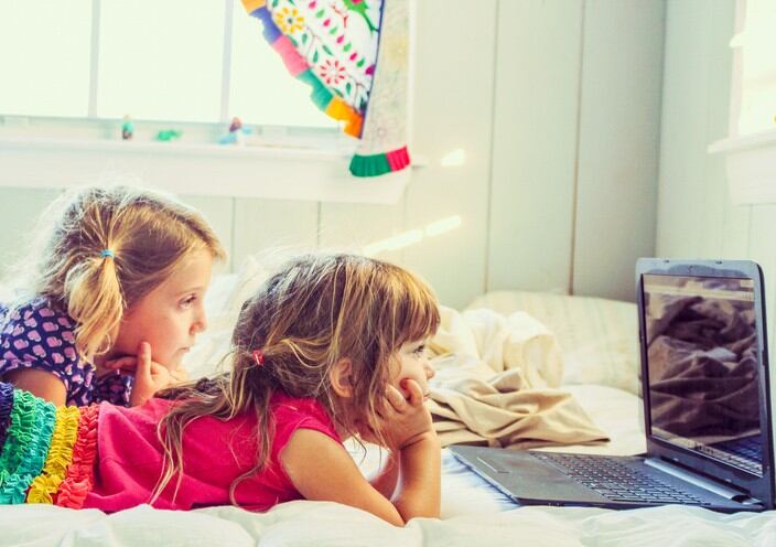 kids watch laptop