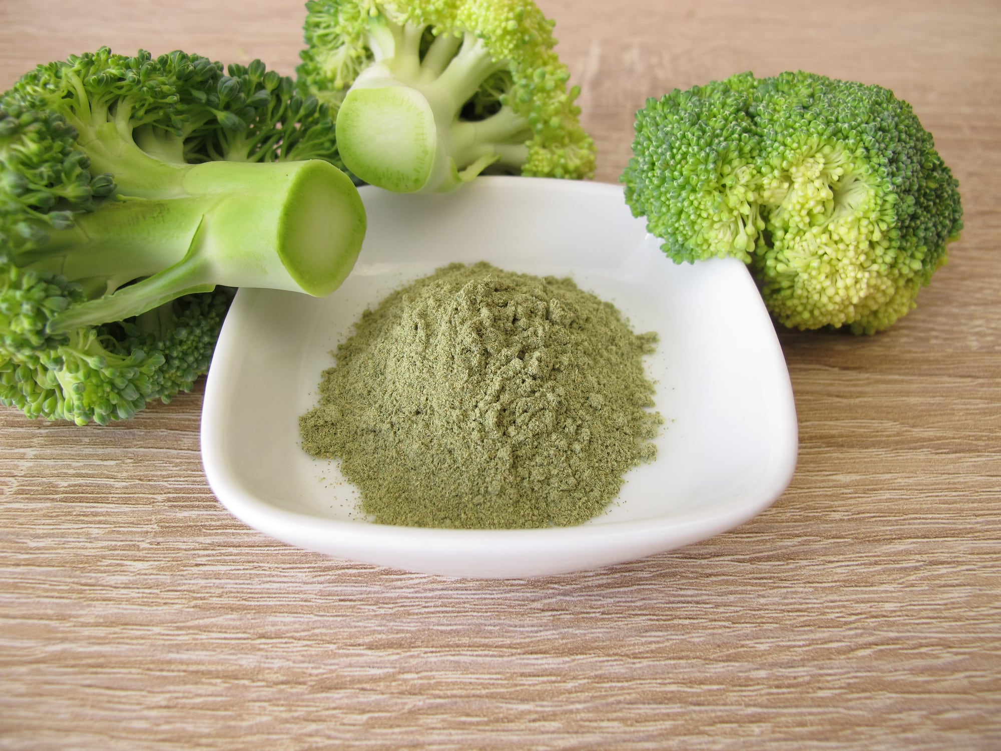 Green broccoli powder from dried broccoli - Grünes Brokkolipulver aus getrocknetem Brokkoli