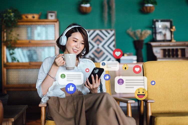Social-Media-GettyImages-AsiaVision.jpg