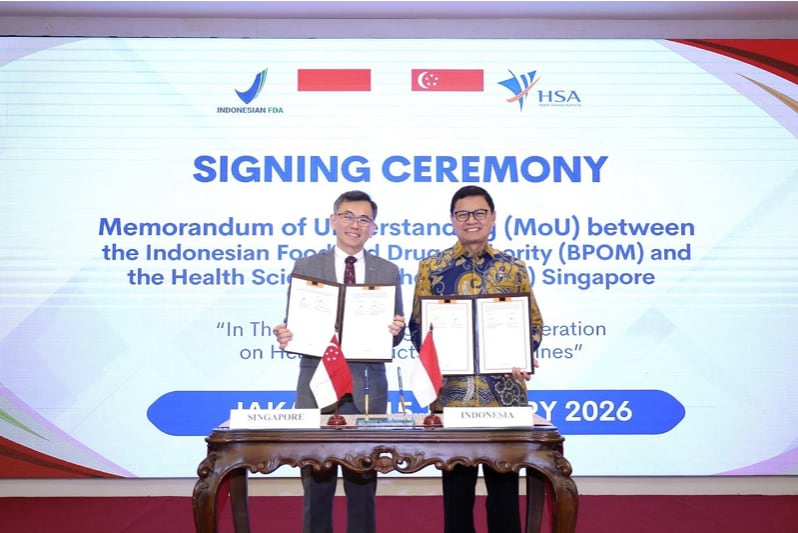Adjunct Professor Dr. Raymond Chua, Chief Executive Officer of Singapore's Health Sciences Authority (left) and Professor Dr. Taruna Ikrar, Chairperson at The Indonesian Food and Drug Authority at the MoU signing ceremony last Thursday.