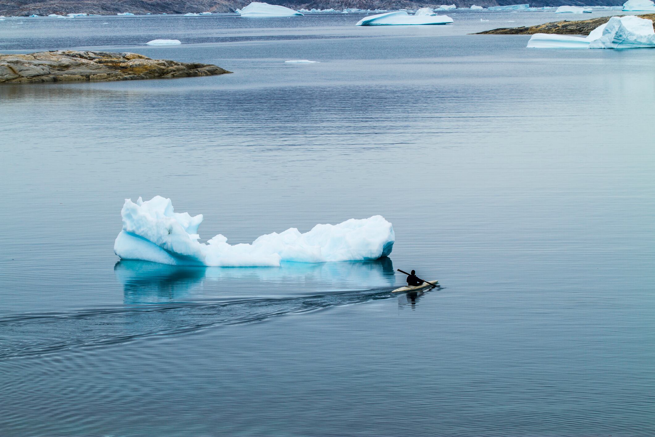 Inuit-hunter-heading-out-in-his-kayaks-to-go-hunting-C-Getty-Images-Earl-Grad.jpg