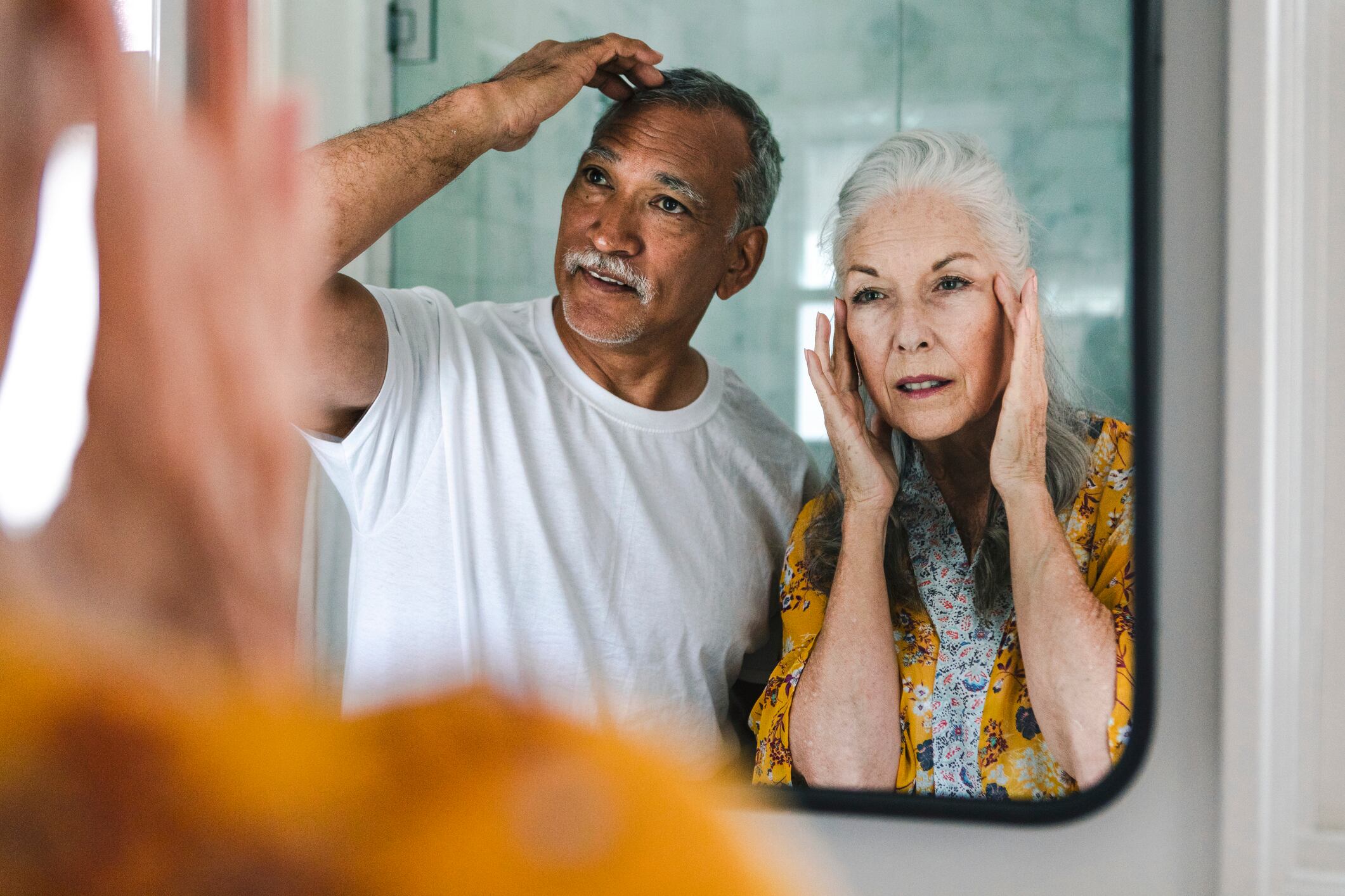 Elderly couple in front of a mirror