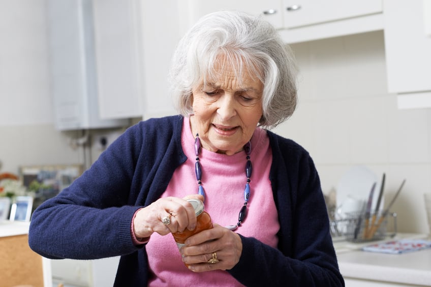 elderly-senior-packaging-jar-open-Droits-d-auteur-Highwaystarz-Photography.jpg