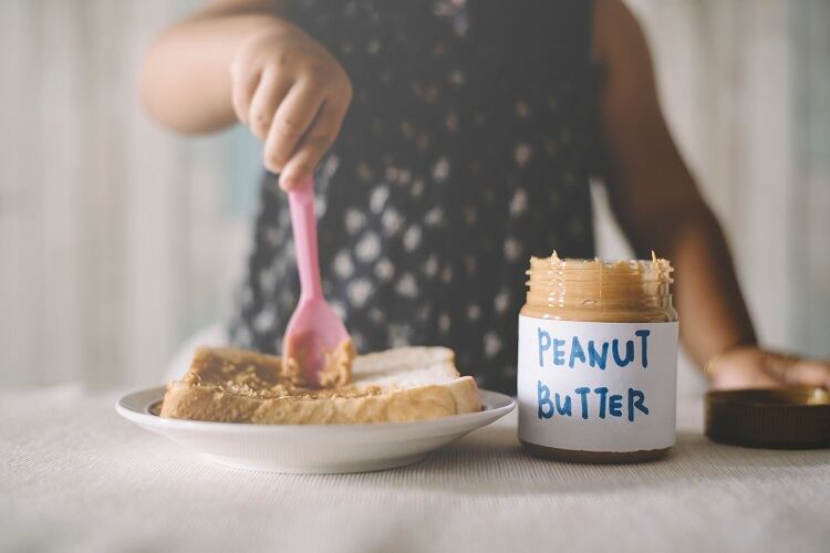 Girl-eating-peanut-butter-GettyImages-Hafiez-Razali.jpg