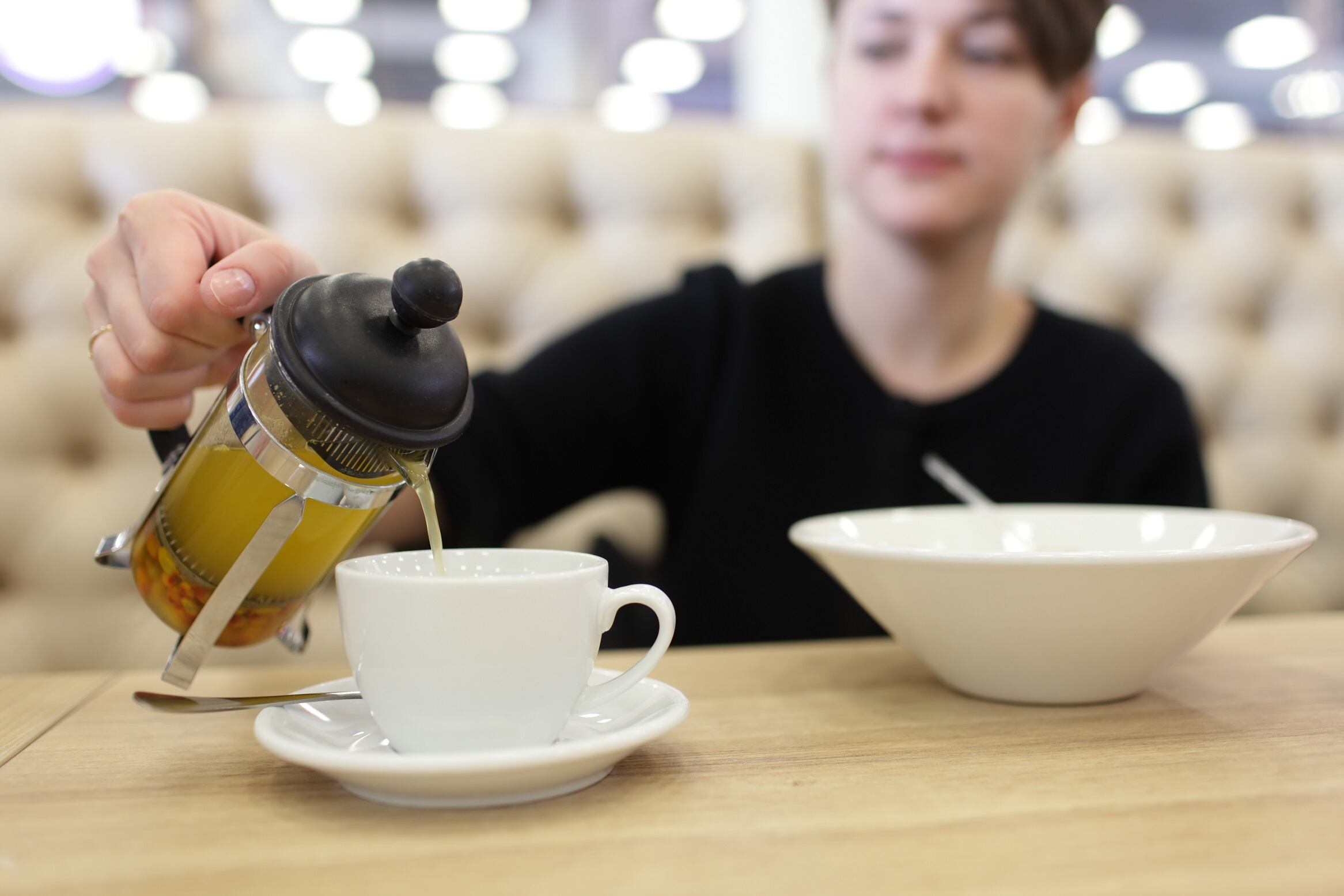 tea-pouring-radist.jpg
