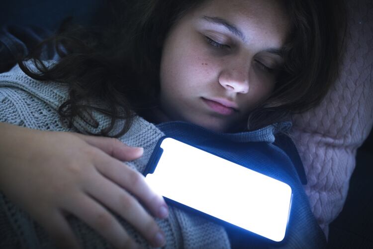 GettyImages-Rawpizel-teenager-sleeping-phone.png