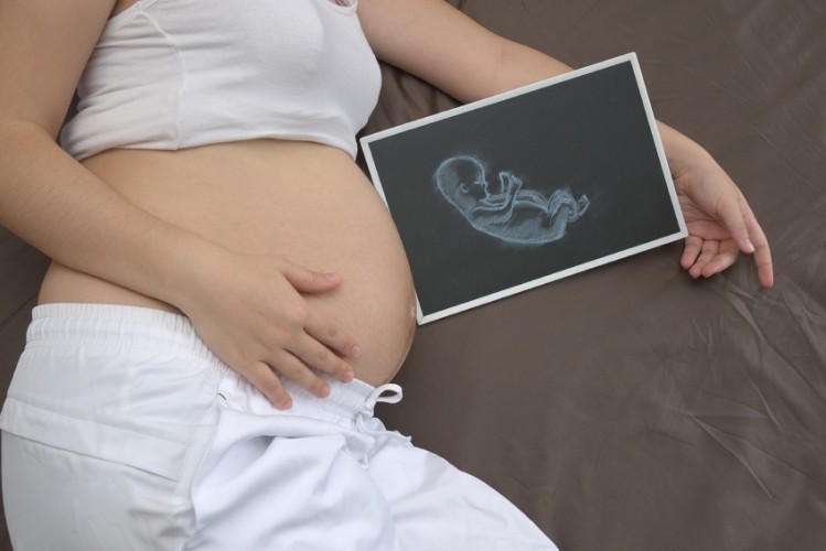 Pre-conception folic acid supplementation may reduce preterm birth risk by 8% and small-for-gestational-age birth risk by 19% compared to those not using supplements. Photo credit: iStock.com 