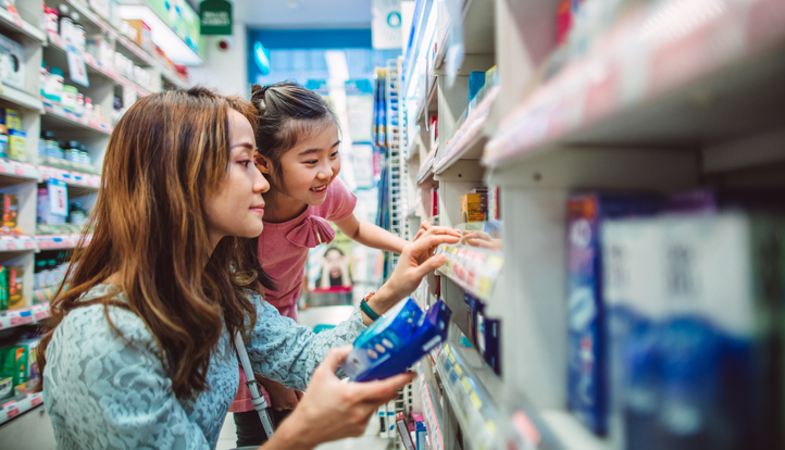 Mum and daughter shopping in a pharmacy. ©Getty Images 