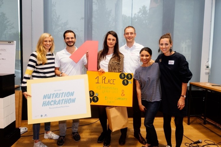Hackathon champs Max (2nd left) & Kristin (3rd left) are joined by Nutrition Hub founders Lia Schmökel (far left) and Dr Simone Frey (far right) and mentors Dr Mariette Abrahams (2nd right) and Nard Clabbers (3rd right). The winners received a 3-month residence at Food Tech Campus for their data-savvy conscious shopping app prototype. All photos: AlbertoGranzotto.com, IG: @granzottophoto.