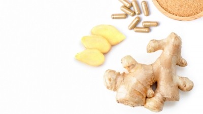 A raw ginger and capsule-form supplements made from ginger © Getty Images