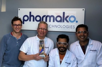 Eric Meppem, co-founder and commercial director at Pharmako Biotechnologies (L) shows off the 2018 NutraIngredients' Start-up Award. ©Pharmako Biotechnologies