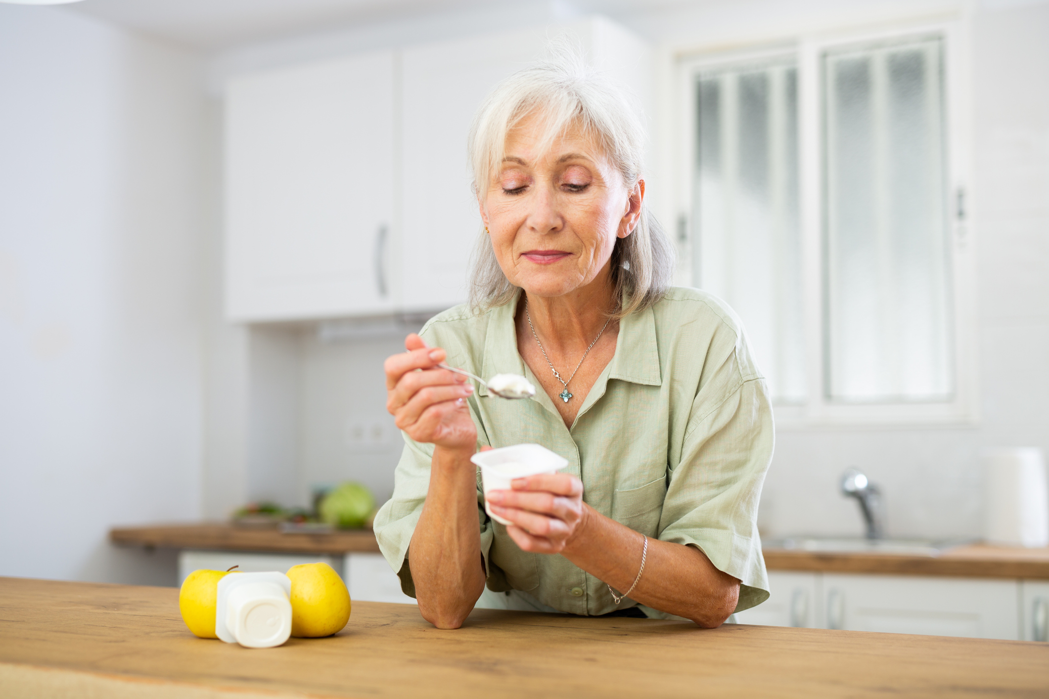 研究表明，酸奶中的益生菌和钙可能有助于控制更年期体重增加